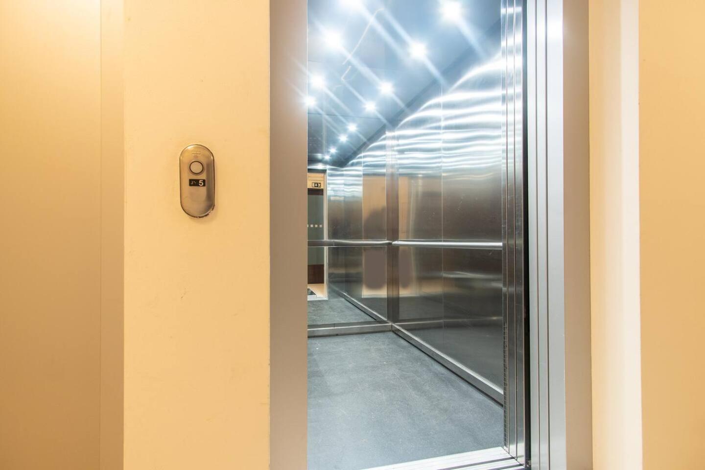 Prostorný 3 Pokojový S Dvěma Terasami Apartmán Praha