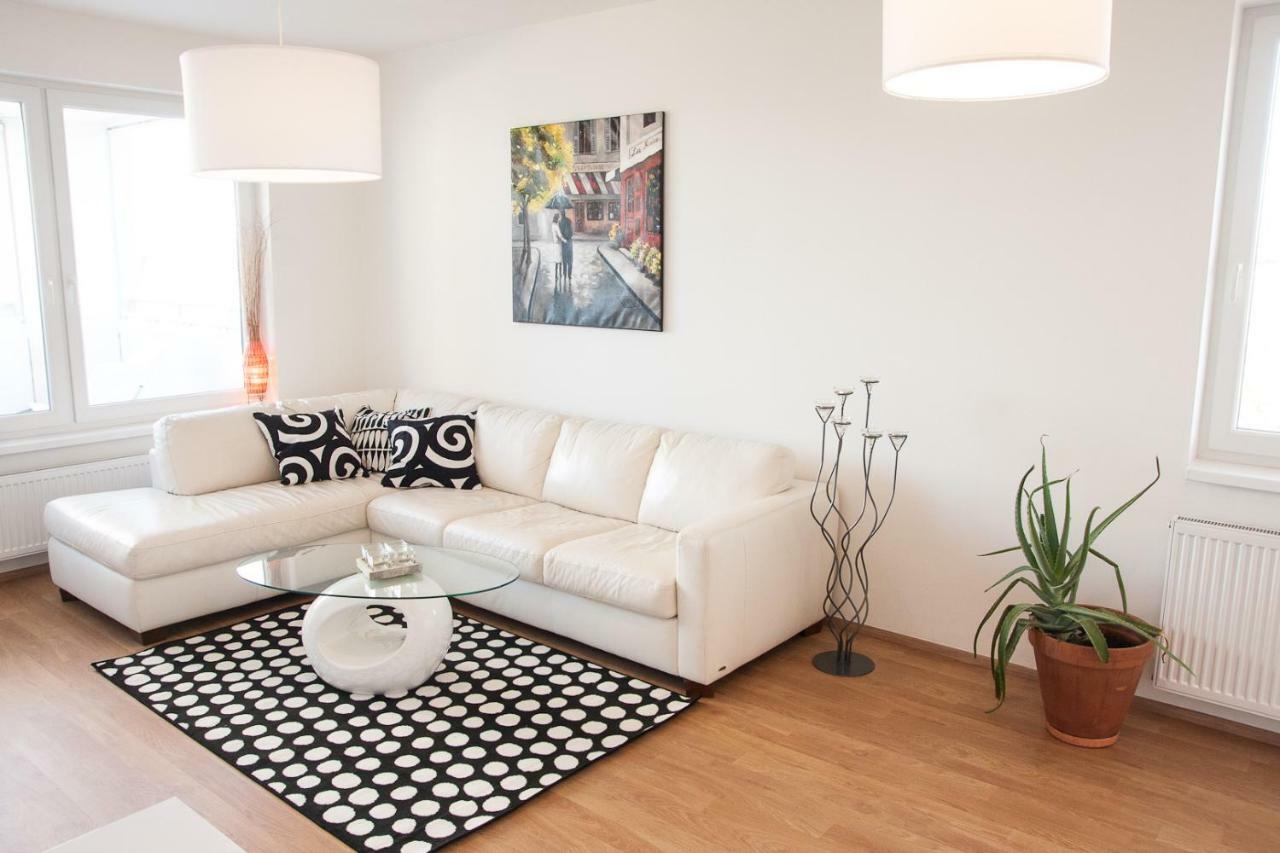 Prostorný 3 Pokojový S Dvěma Terasami Apartmán Praha